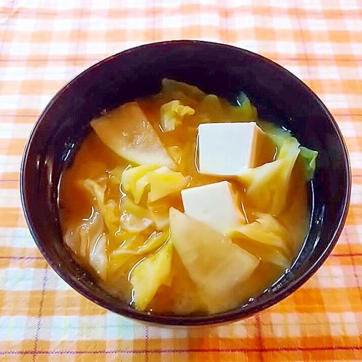 キャベツと豆腐と大根の味噌汁